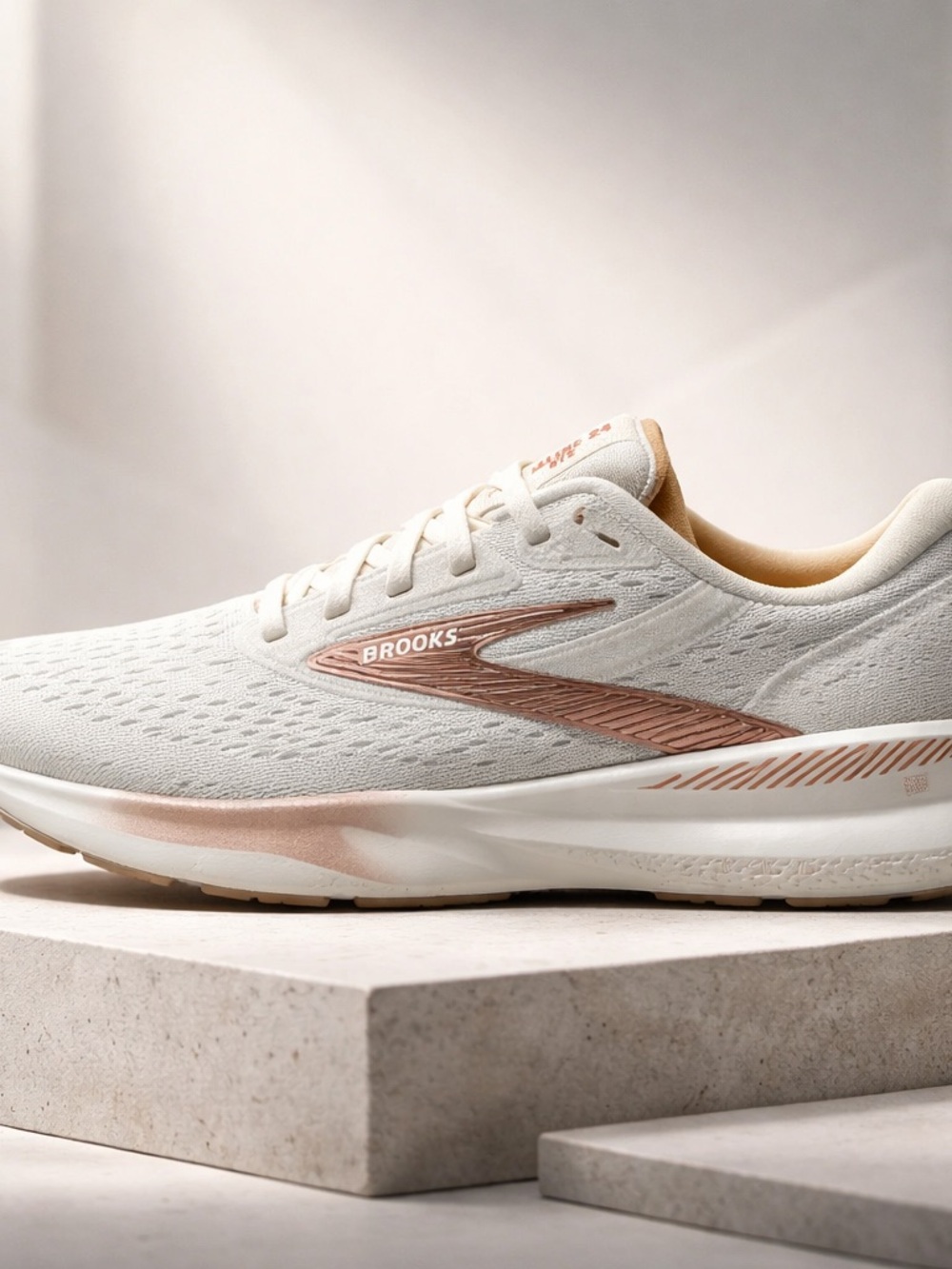 Brand New In Box Brooks Adrenaline GTS 24 Women’s size 6 Cream & Rose Gold 🔥🔥🔥